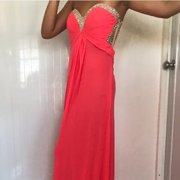 DRESSES - Picture 6 of 6